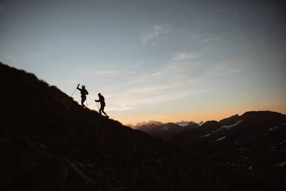 Zwei Wanderer in den Bergen 