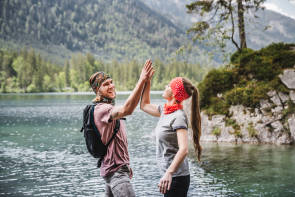 Mann und Frau in der Natur 