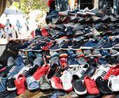 ein ganzer Haufen voll gefälschter Schuhe