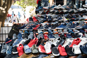 ein ganzer Haufen voll gefälschter Schuhe 