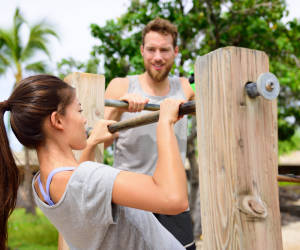 Zwei Personen machen Outdoor-Sportübungen