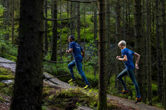 Zwei Jogger im Wald 