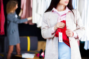 Frau klaut Ware in einem Laden 