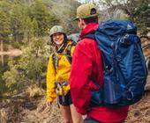 zwei Menschen wandern mit Rucksäcken