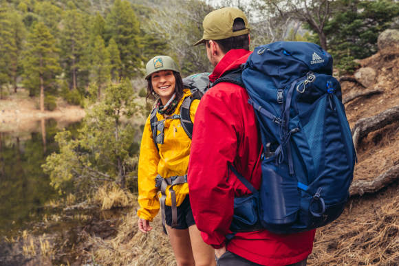 zwei Menschen wandern mit Rucksäcken 