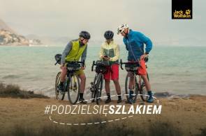 Drei Männer auf Fahrrädern am Meer 
