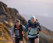 zwei Menschen wandern in den Alpen