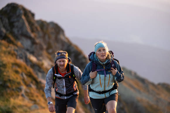 zwei Menschen wandern in den Alpen 