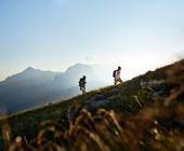 zwei Menschen wandern am Berg