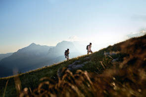 zwei Menschen wandern am Berg 