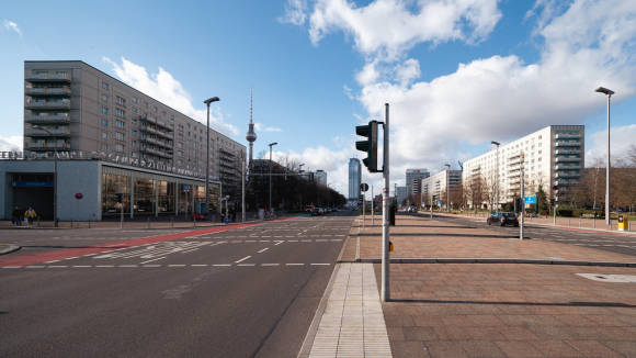 Straßenzug mit viel Beton und Asphalt