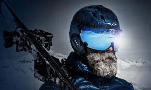 Mann mit Ski und Skihelm 