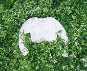 weißes Shirt auf grünem Rasen mit Blümchen