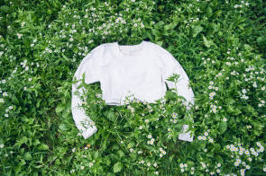 weißes Shirt auf grünem Rasen mit Blümchen 