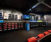 11teamsports-Store Innenansicht mit Fußballschuhen