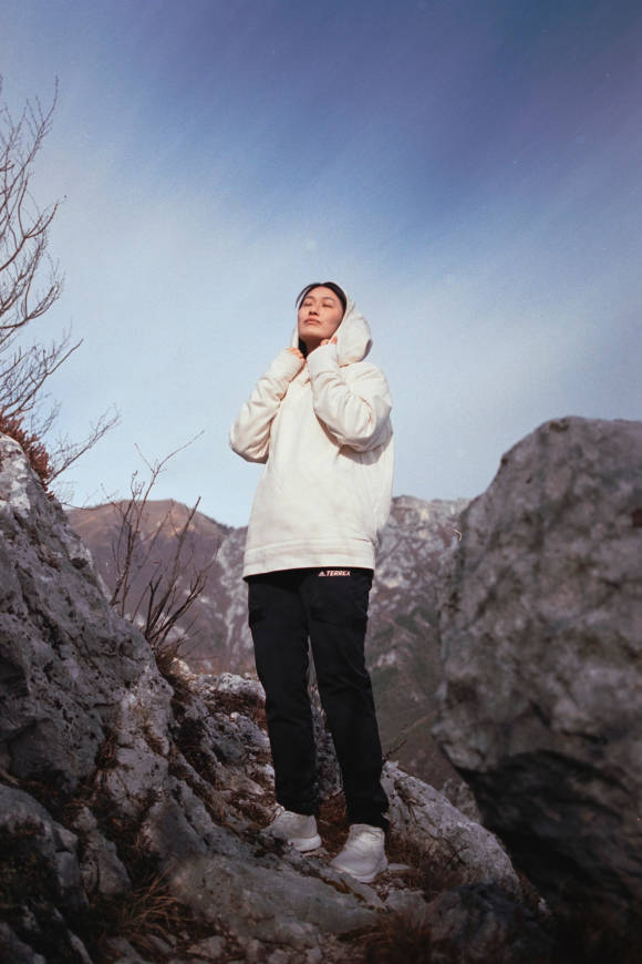 Frau mit Adidas-Pulli in Natur 