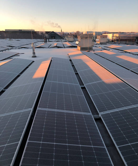 Photovoltaikanalage auf Dach 