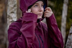 Frau mit Regenjacke 