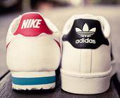 Schuhe von Adidas und Nike von hinten