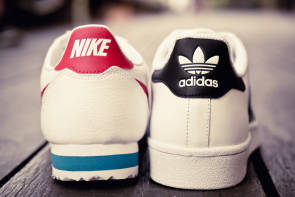 Schuhe von Adidas und Nike von hinten 