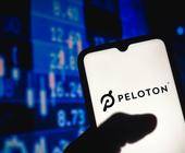 Smartphone-Display mit Peloton-Logo