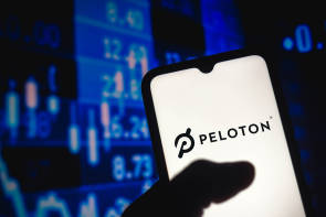 Smartphone-Display mit Peloton-Logo 