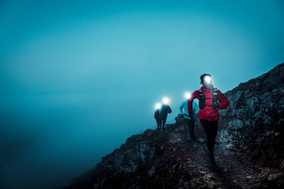 Lichter von Stirnlampen im Gebirge 