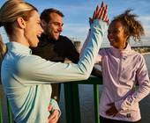 Sportlerinnen klatschen sich ab