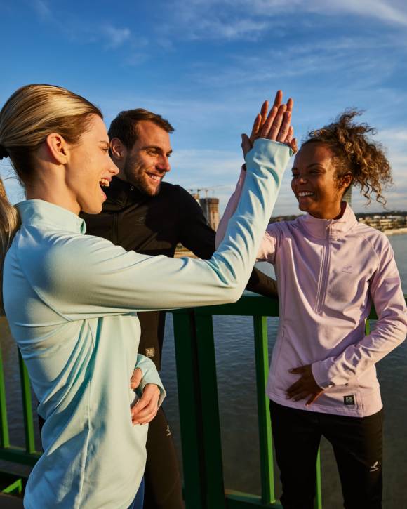 Sportlerinnen klatschen sich ab 