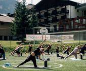 Sportgruppe im Freien mit Hotel im Hintergrund