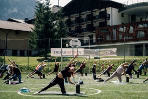 Sportgruppe im Freien mit Hotel im Hintergrund 