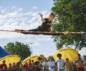 Junge Athletin im Spagat auf einer Slackline