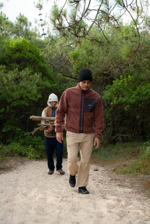 Männer auf Wanderweg 