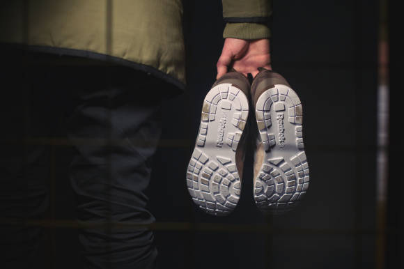 Mensch trägt Schuhe in der Hand 
