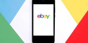 Handy mit ebay-Logo 