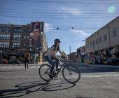 Fahrradfahrerin in der Stadt