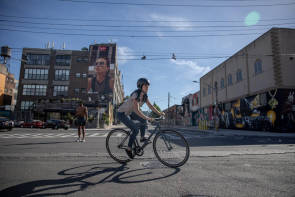 Fahrradfahrerin in der Stadt 