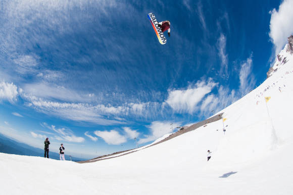 Snowboarder über Schneelandschaft 