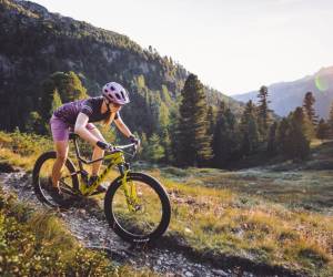 Mountainbike-Fahrerin in den Bergen