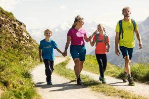 Familie beim Wandern 