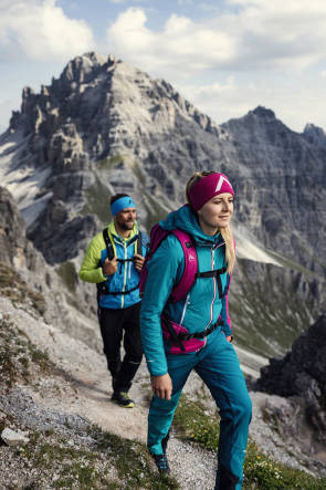 Zwei Wanderer in den Bergen