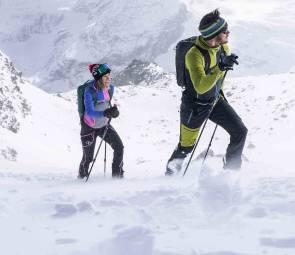 Paar beim Bergsport 