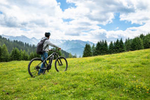 Mann auf E-Bike in den österreichischen Bergen 