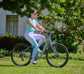 Frau mit bunter Sportbekleidung auf Fahrrad