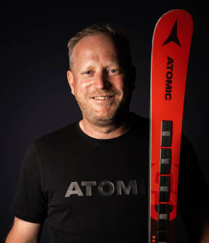 Ralf Schörghuber mit rotem Atomic-Ski