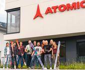Team von Atomic vor dem Firmensitz
