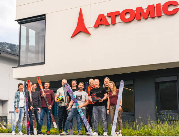 Team von Atomic vor dem Firmensitz 