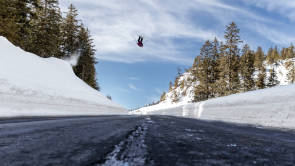 Skifahrer macht Looping in der Luft  