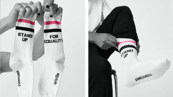 Socken mit Aufschrift "Stand up for Equality" 