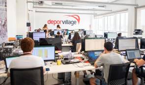 Büro mit Mitarbeitern von Deporvillage 